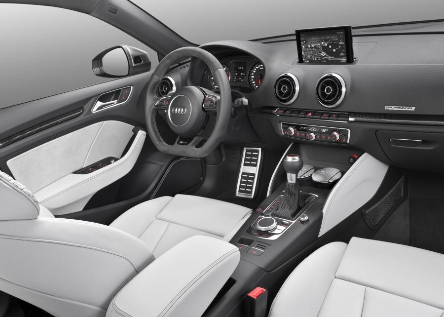 Торпедо Audi RS3 Sportback 2015 года  (WW) (фото 15 из 38)